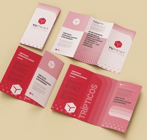 Trípticos personalizados Yuprint desplegados con diseño moderno en tonos rojos, ideales para publicidad profesional.