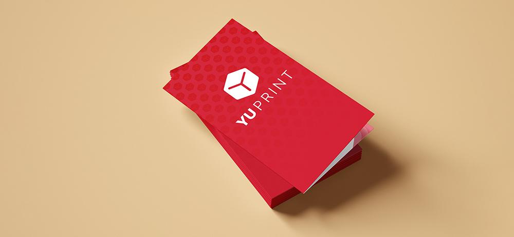 Stack de tarjetas de visita dobles de Yuprint en diseño rojo elegante con acabado de alta calidad.