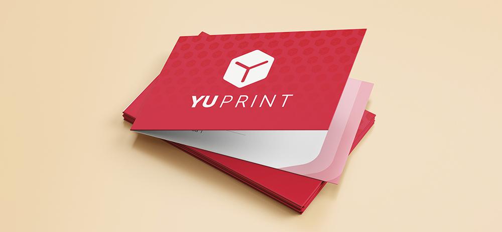 Tarjeta de visita doble en rojo Yuprint con diseño moderno y espacio interior para datos y servicios.
