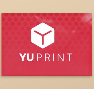 Tarjeta plastificada roja con logotipo Yuprint y acabado brillante ideal para marcas que buscan impacto.