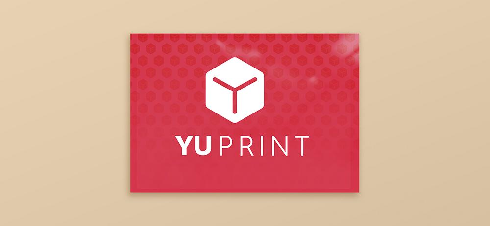 Tarjeta plastificada roja con logotipo Yuprint y acabado brillante ideal para marcas que buscan impacto.