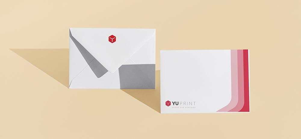 Sobre sin ventana Yuprint en blanco con diseño corporativo en tonos rojos, ideal para correspondencia profesional.