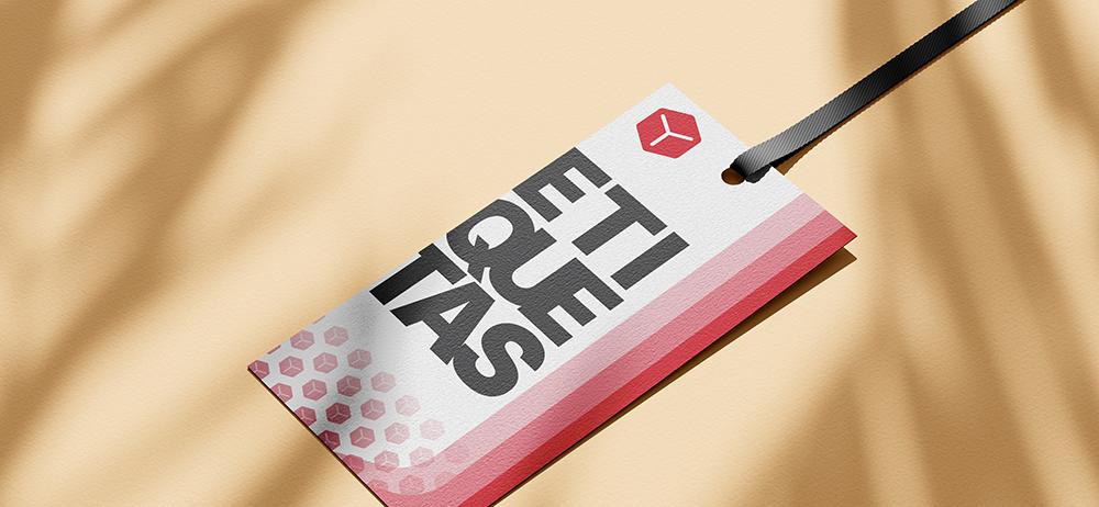 Etiqueta colgante Yuprint con diseño gráfico en rojo y rosa, ideal para moda y artículos personalizados.