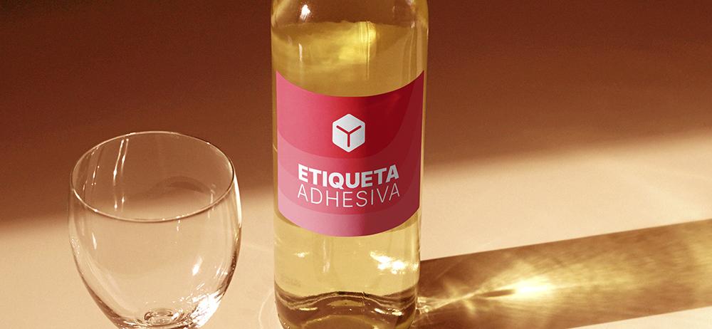 Etiqueta adhesiva Yuprint en botella, ideal para bebidas, promociones y productos personalizados.