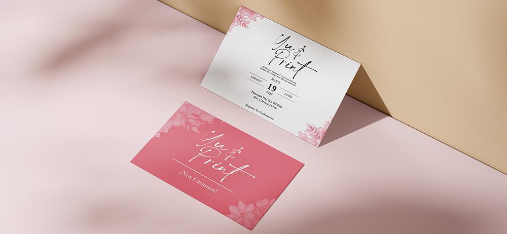 Invitación clásica Yuprint con diseño floral delicado en rosa, ideal para bodas y celebraciones.