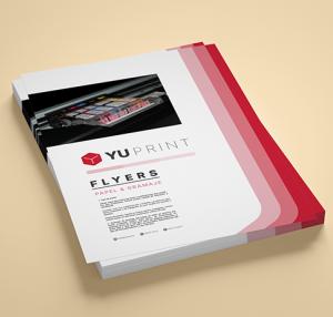 Flyers Yuprint apilados con diseño corporativo rojo, ideales para impresión publicitaria y promoción empresarial.