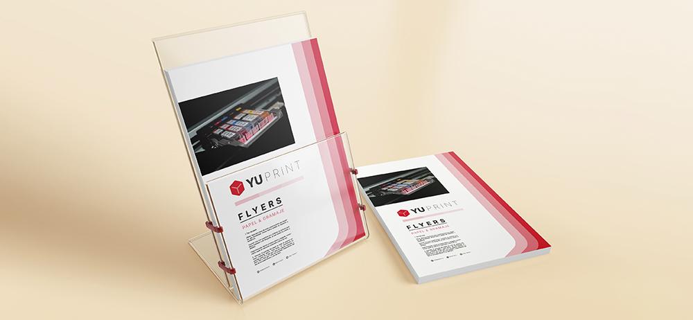 Flyers Yuprint en expositor acrílico, perfectos para publicidad impresa y marketing en puntos de venta.