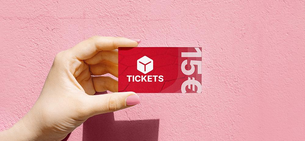 Ticket impreso YUPrint en mano, diseño rojo con precio destacado, ideal para eventos y promociones.