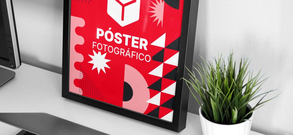 Póster fotográfico enmarcado sobre escritorio moderno, impresión de alta calidad