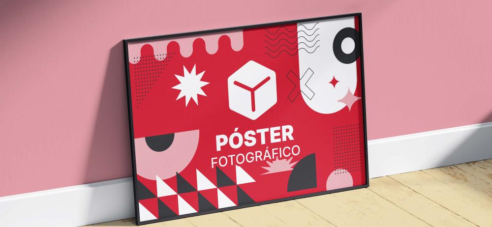 Póster fotográfico apoyado sobre pared rosa, decoración moderna y vibrante