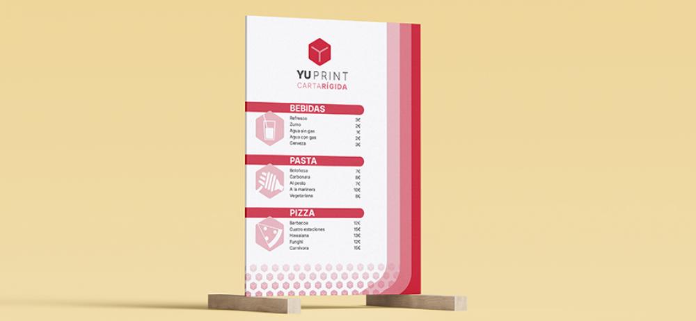 Menú rígido impreso YUPrint con soporte de madera, carta durable ideal para bares y restaurantes.