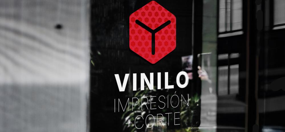 Vinilo personalizado impresión y corte para comercio, rótulo adhesivo en vidrio.