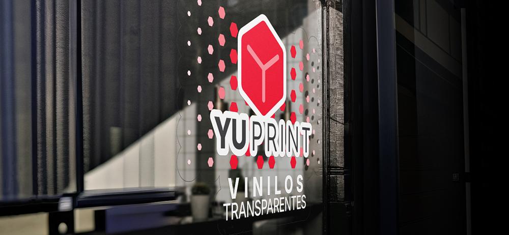 Vinilo transparente para escaparates con impresión a color ideal para negocios y locales.