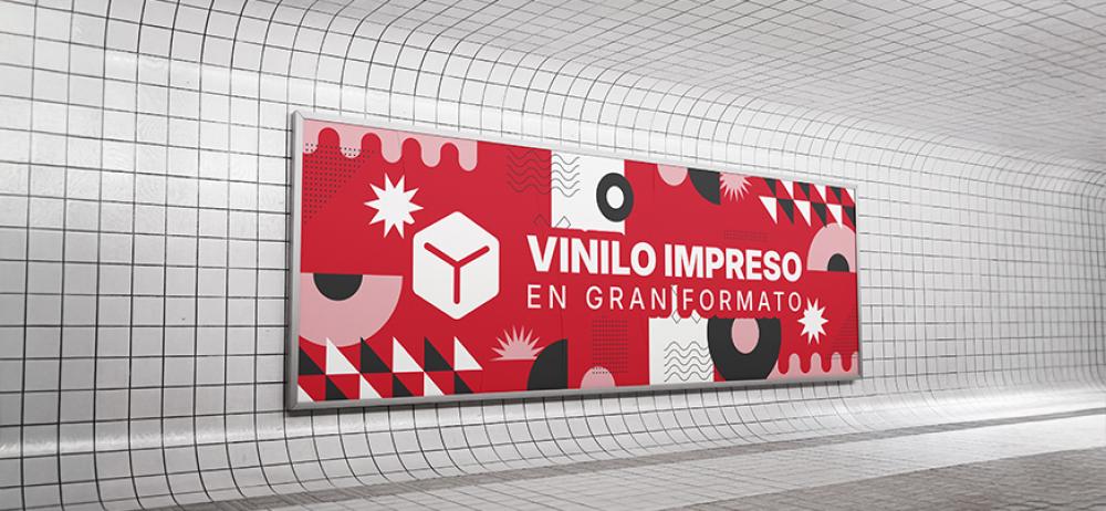 Vinilo impreso en gran formato para publicidad llamativa en espacios públicos interiores.