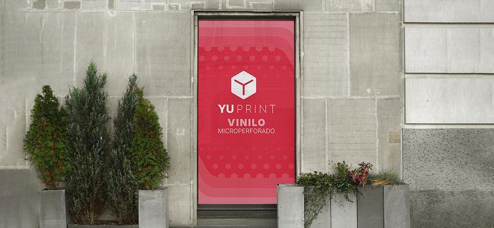Vinilo microperforado YUPrint en puerta comercial, impresión exterior para promoción de negocios.