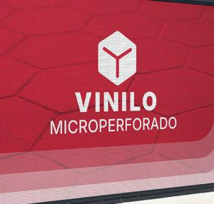 Vinilo microperforado rojo para escaparates YUPrint, ideal para publicidad exterior visible y resistente.