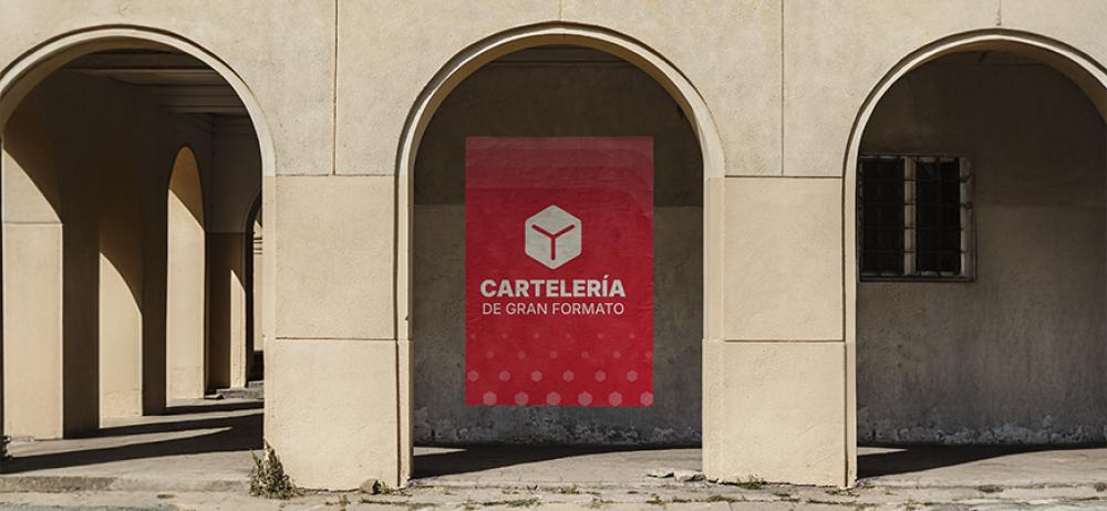 Cartel rojo YUPrint de gran formato colocado en arco exterior para publicidad visible.