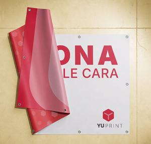 Lona doble cara colgada en pared con doble impresión visible y acabado resistente