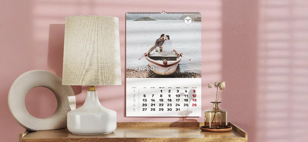 Calendario de pared decorativo personalizado colgado en salón, impresión premium con foto de pareja