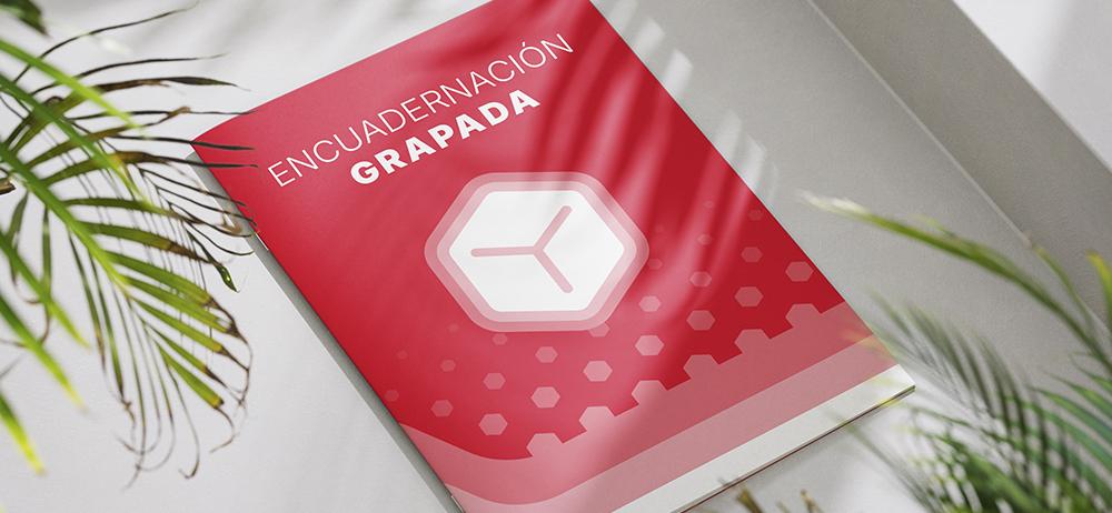 Revista impresa con encuadernación grapada en papel couché, diseño moderno y portada roja de imprenta online