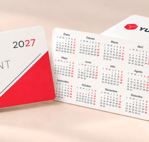 Calendarios de bolsillo personalizados con logo de Yuprint, presentados en un taco para pedidos de gran cantidad.