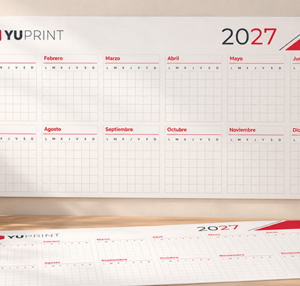 Planificador anual de pared 2027 personalizado con cuadrícula de meses sobre un escritorio