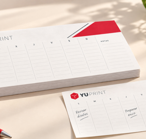 Planificador semanal de escritorio con logo de Yuprint, presentado en bloc y hoja con tareas y notas