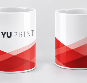 Tazas blancas personalizadas con logo de Yuprint y diseño de ondas rojas, vistas por delante y por detrás
