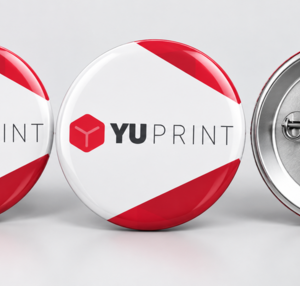 Chapas con alfiler personalizadas con logo de Yuprint y diseño rojo y blanco, con vista del cierre trasero
