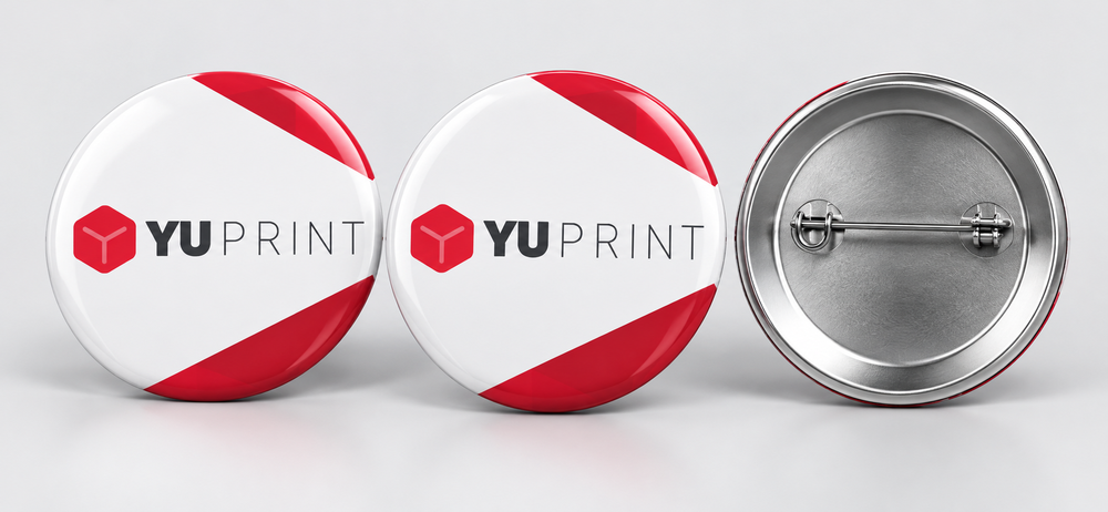 Chapas con alfiler personalizadas con logo de Yuprint y diseño rojo y blanco, con vista del cierre trasero