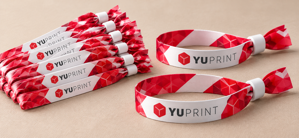 Lote de pulseras de tela personalizadas con logo de Yuprint, estampado rojo y blanco y cierres blancos